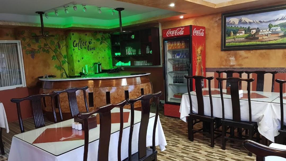 Typical Nepali Kitchen - No Pizza - No Pasta - No Problem !! Hotel Sauraha Buitenkant foto