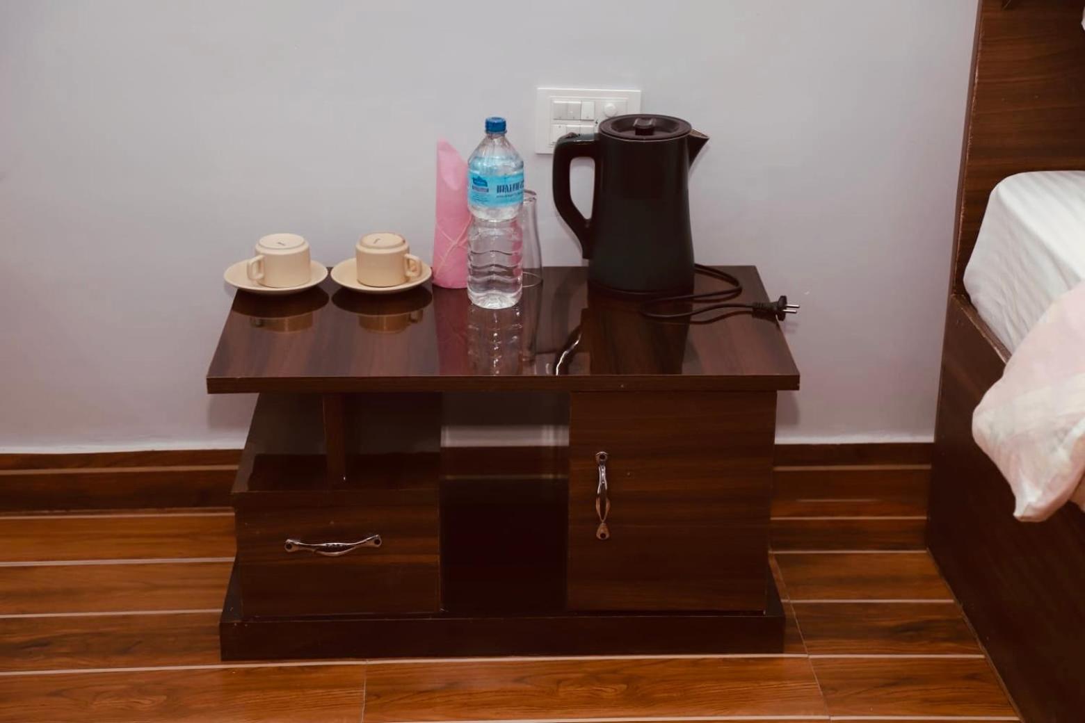 Typical Nepali Kitchen - No Pizza - No Pasta - No Problem !! Hotel Sauraha Buitenkant foto