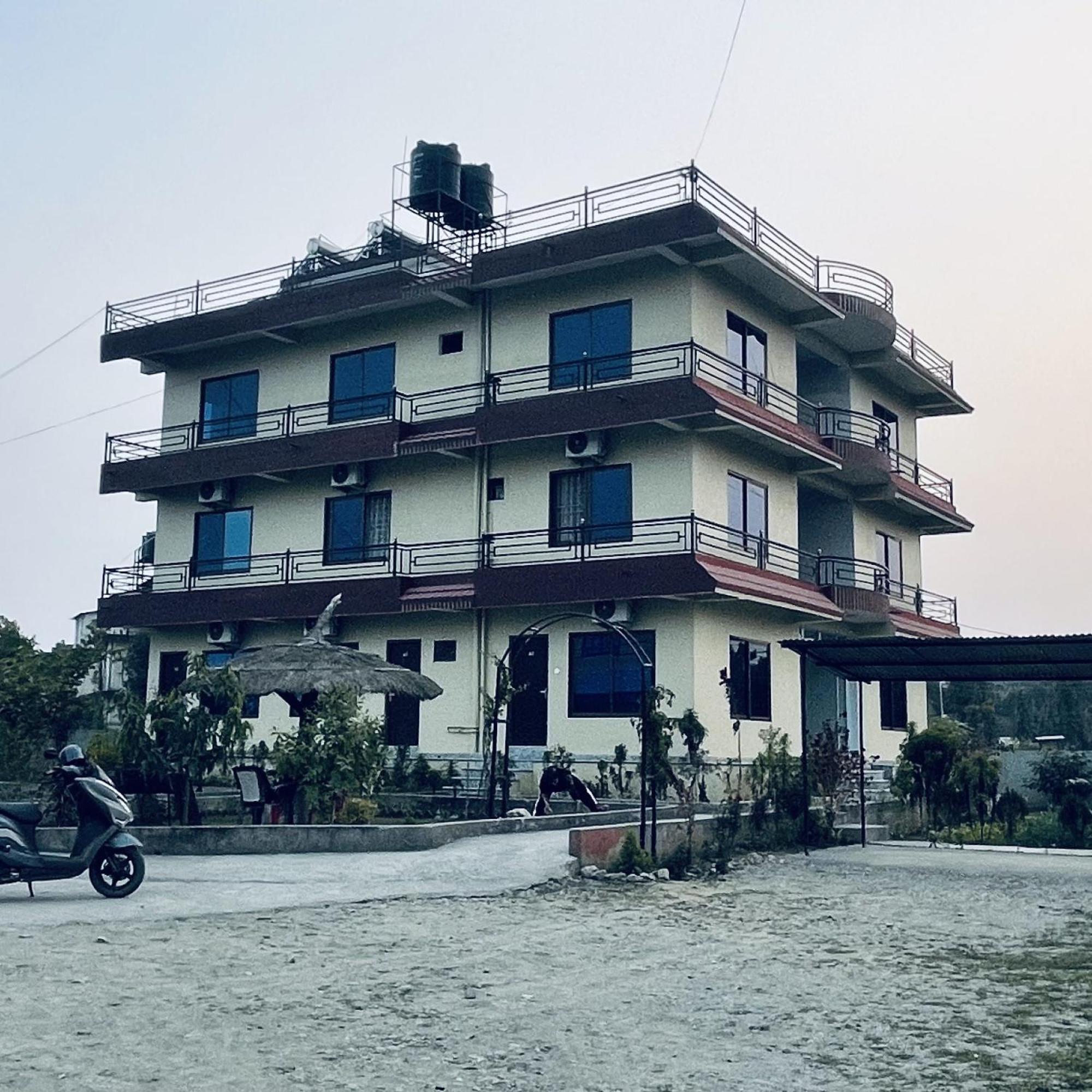 Typical Nepali Kitchen - No Pizza - No Pasta - No Problem !! Hotel Sauraha Buitenkant foto